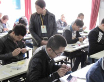 老師監(jiān)督學(xué)生做實(shí)驗(yàn) 老師監(jiān)督學(xué)生做實(shí)驗(yàn)