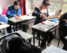 學(xué)生正在認(rèn)真的做實(shí)驗(yàn) 學(xué)生正在認(rèn)真的做實(shí)驗(yàn)